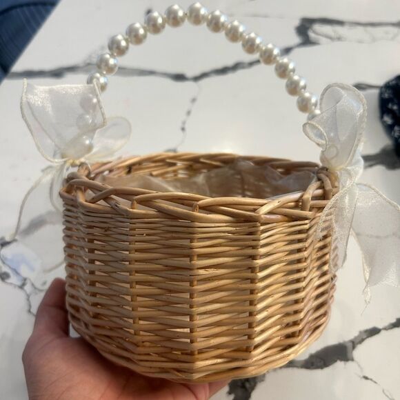 Flower girl Elegant Pearl Handle Wicker Basket - Picture 3 of 3